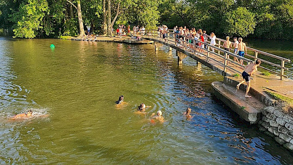 People swimming in the Thames in Oxford
