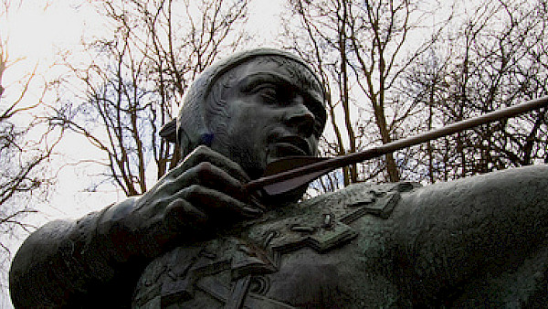 Robin Hood statue in Nottingham